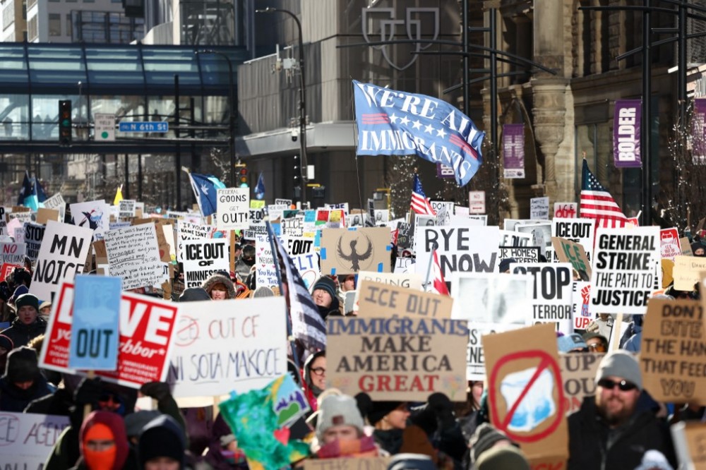 États-Unis: des milliers de manifestants à Minneapolis contre la police de l'immigration de Trump