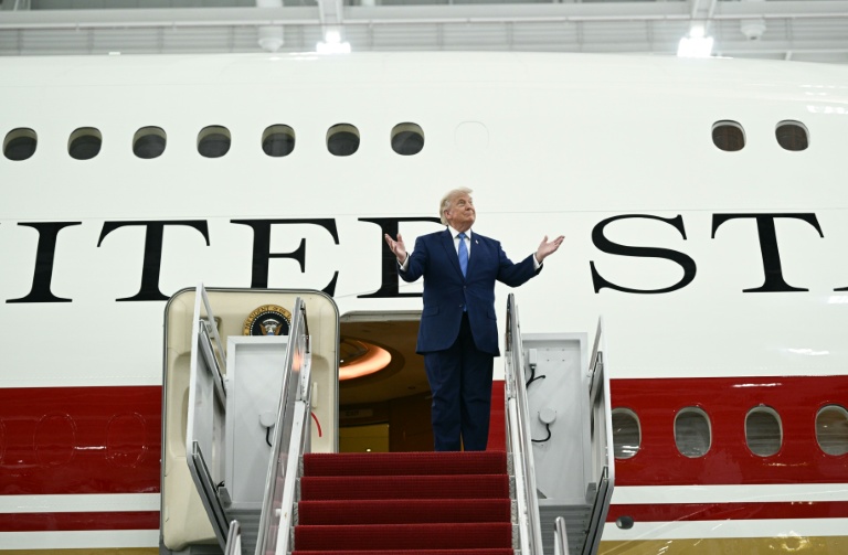 Trump dévoile le nouvel Air Force One et annonce le trafic dans le détroit d’Ormuz