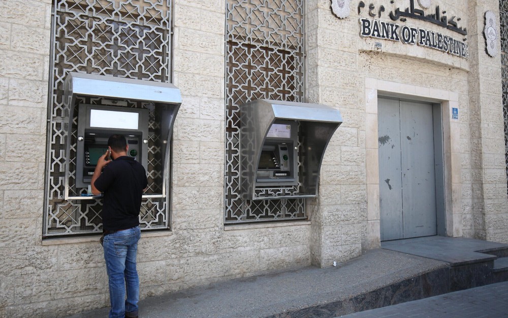 Gaza : fragile réouverture des banques sur fond de crise de liquidités