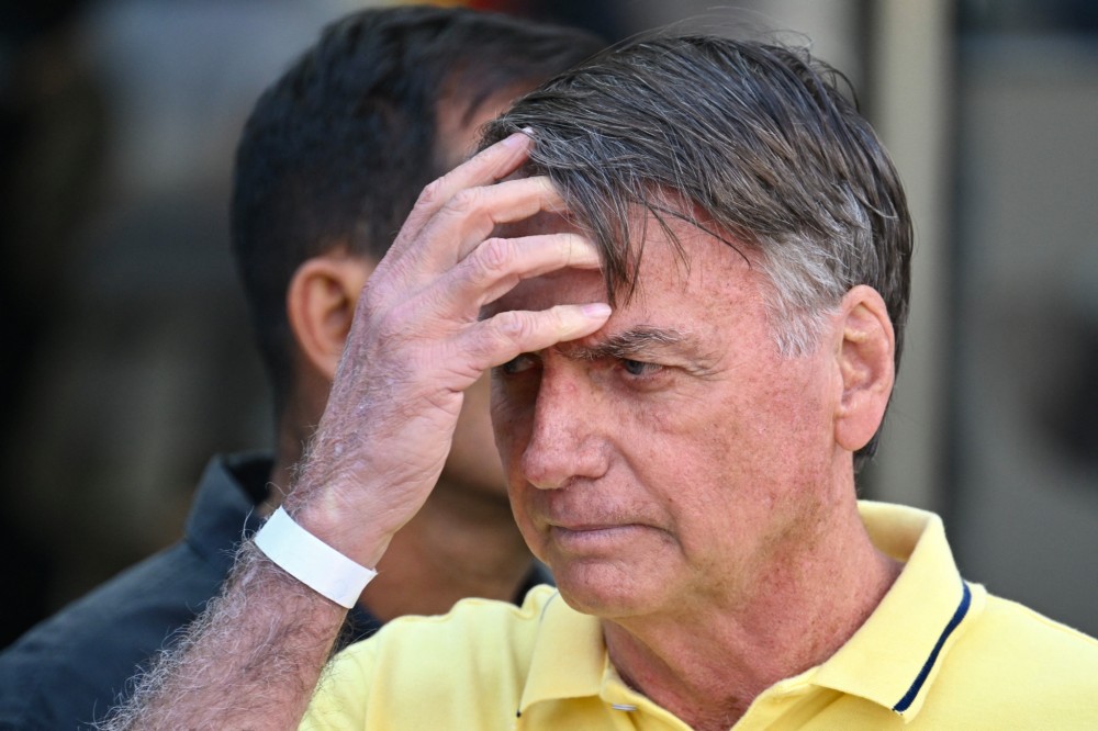 Brésil: un juge ordonne la surveillance permanente de Jair Bolsonaro pour «risque de fuite»