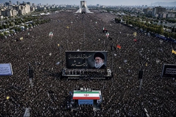 Iran : une foule immense rend hommage à Ali Khamenei