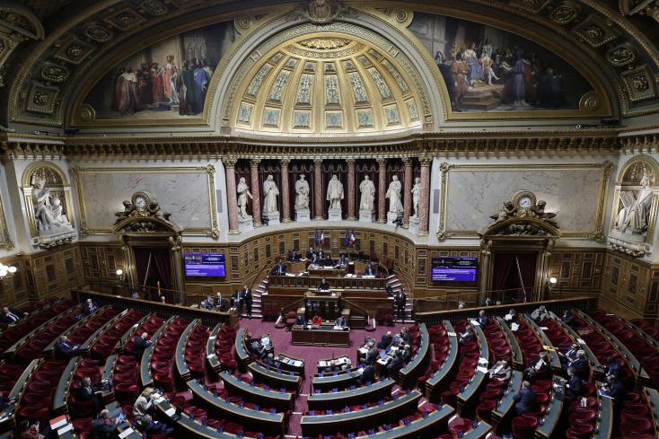 Le Sénat adopte le projet de loi d'urgence agricole, avec des mesures clivantes sur l'eau et les pesticides