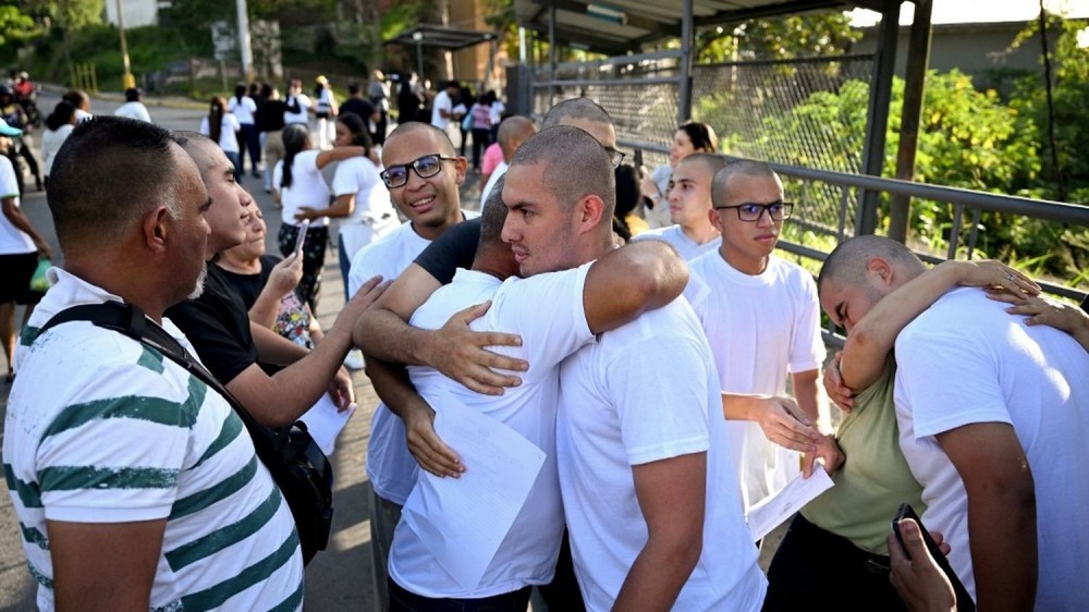 Amnistie au Venezuela: une trentaine de prisonniers politiques libérés près de Caracas