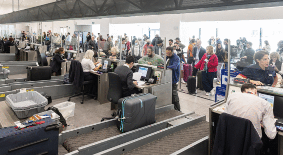 Royaume-Uni: un homme arrêté après la cyberattaque ayant perturbé plusieurs aéroports européens