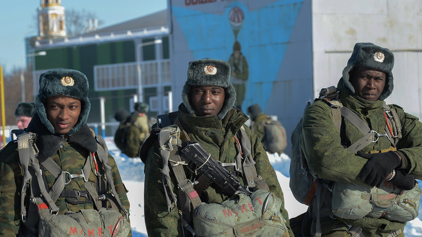 Zimbabwe: un homme accusé de recruter pour l'armée russe a été arrêté